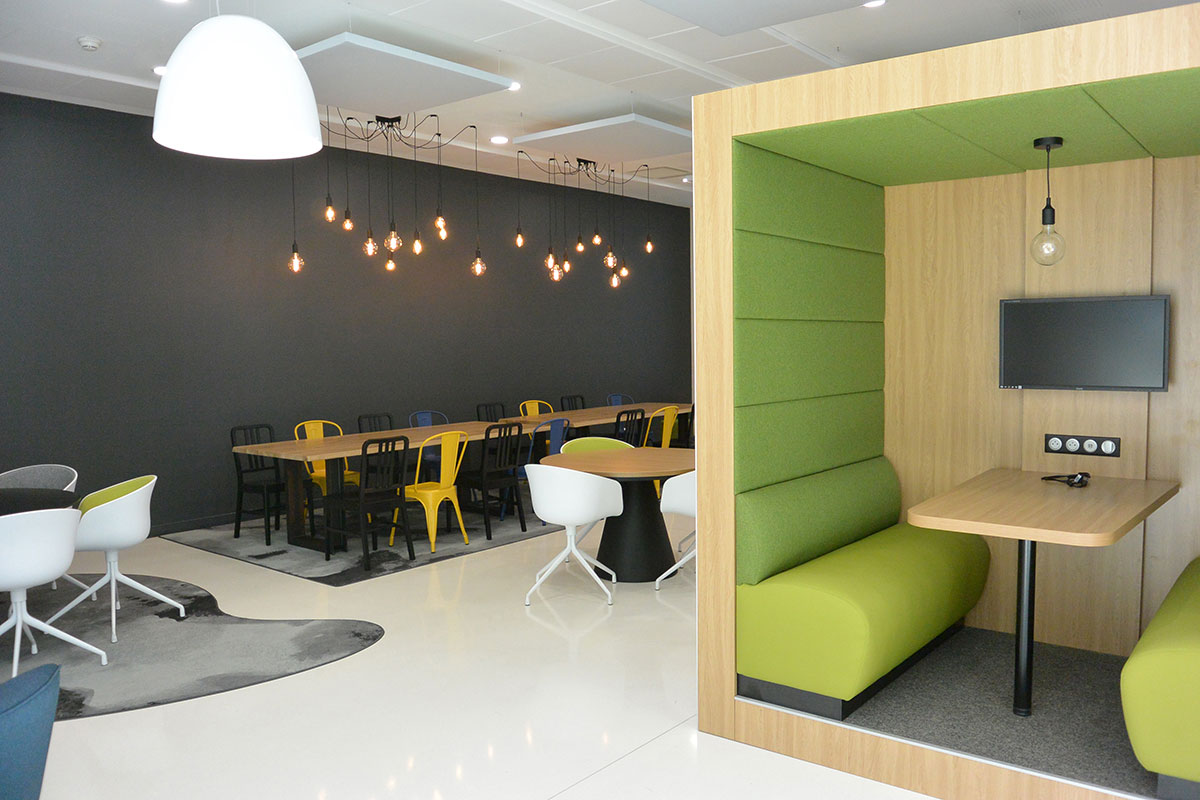 deux bancs et une table dans un rectangle